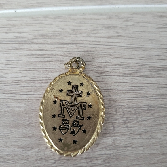 O Mary Conceived Without Sin Pray for us Gold Tone Virgin Mary Pendant - Picture 2 of 3